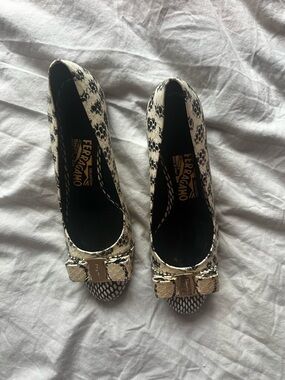 Salvatore Ferragamo Vara Bow Snakeskin Print Pumps Size 7B